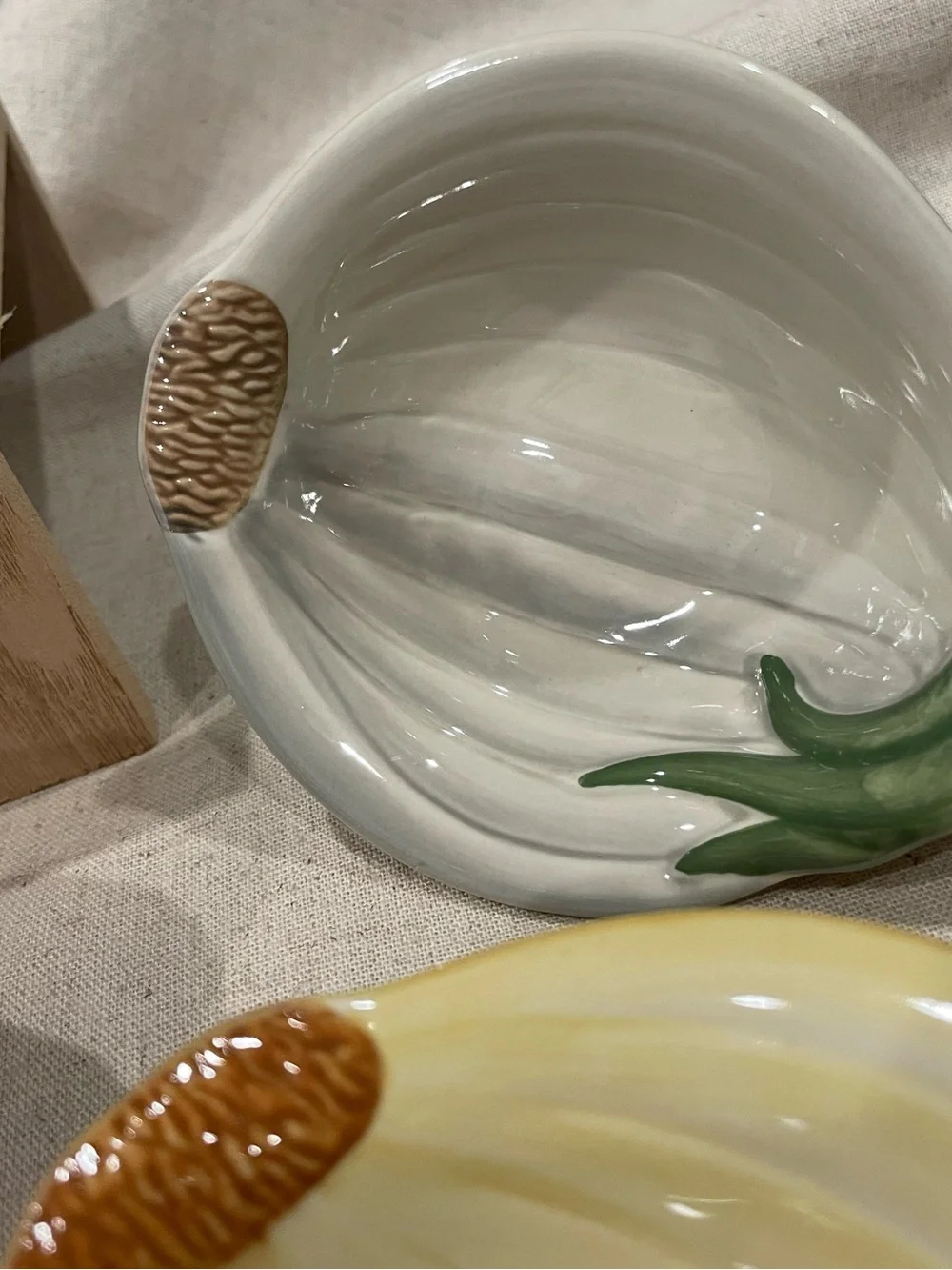 Williams Sonoma Ceramic Shell Dish 4pc in White, Red, and Cream serving, garnish
